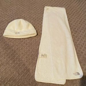 Unisex one size North Face white hat and scarf